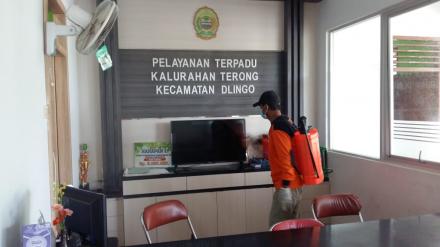 Penyemprotan Disinfectant Di Lingkungan Balai Desa Terong
